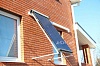 Монтаж солнечного коллектора на стене дома