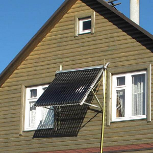 монтаж солнечного коллектора на стене дома