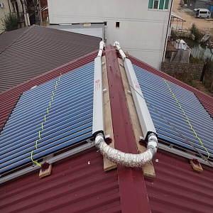 монтаж солнечного коллектора на крыше